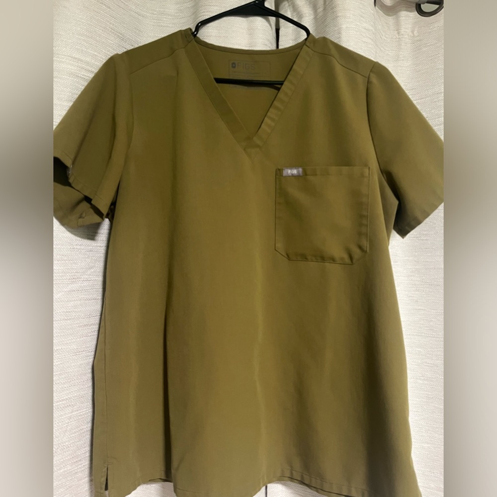 Figs scrub top